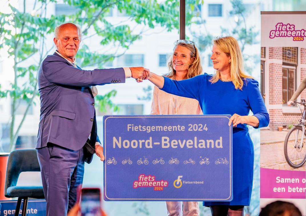 Wethouder Van der Maas ontvangt prijs fietsgemeente