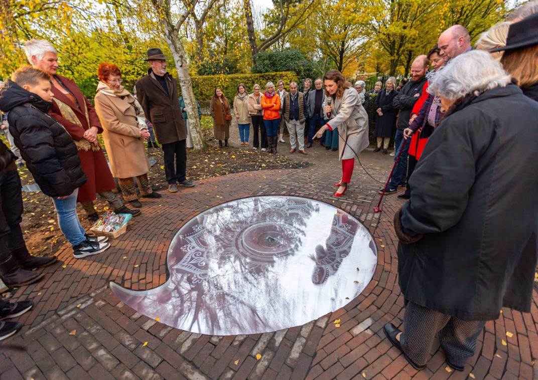 Bianca van Duyn geeft uitleg bij haar kunstwerk