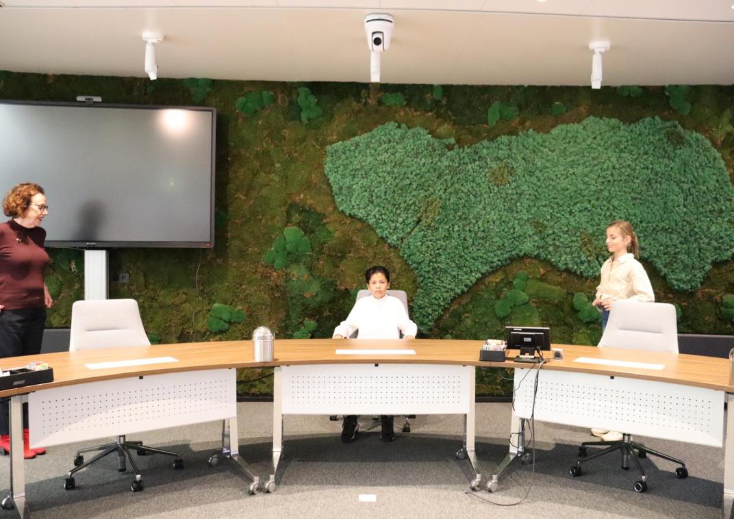 Burgemeester Meeuwisse (links), Benjamin (midden) en Livia (rechts)