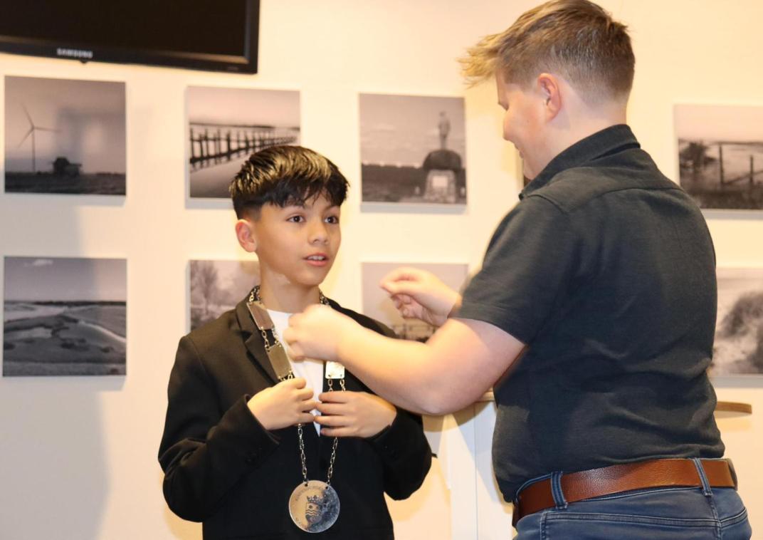 Het overdragen van de ambtsketen van Valentijn naar Benjamin