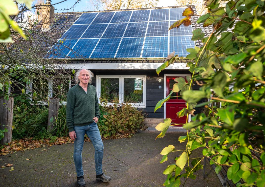 Peter Bakker uit Kamperland voor zijn ecologisch verbouwde schuur