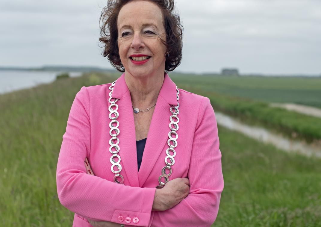 Burgemeester Meeuwisse bij het Veerse Meer op  een dijkje