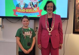 Kinderburgemeester Noor met burgemeester Meeuwisse