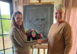 Wethouder Maas overhandigt bloemen aan Bianca uit Kortgene