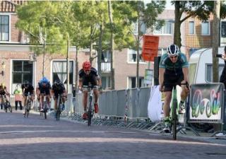 Renners finishen in de Voorstraat