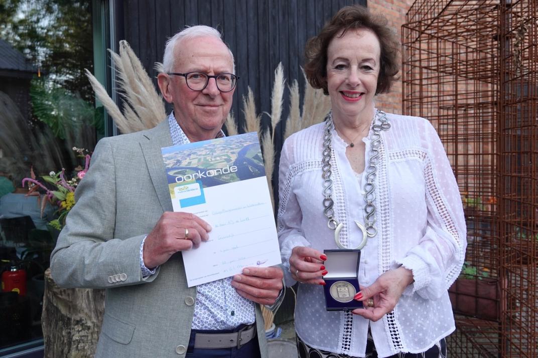 Adri de Looff en burgemeester Meeuwisse met gemeentepenning.