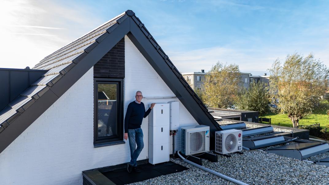 Louwrens Assenberg van Eijsden op zijn dak