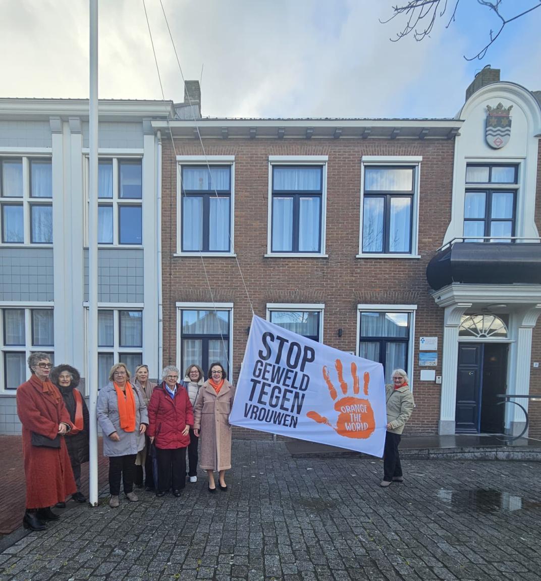 Het hijsen van de vlag van orange the world bij het gemeentehuis