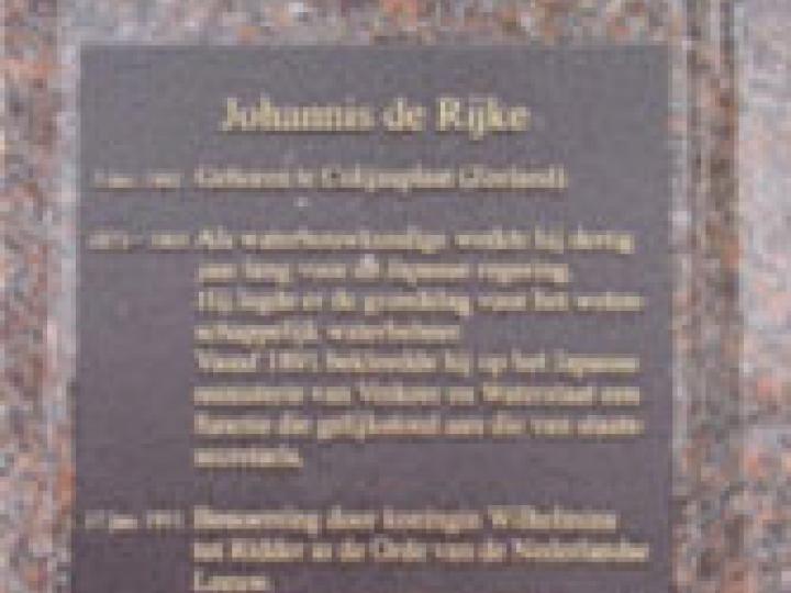 Plaquette bij borstbeeld Johannis de Rijke