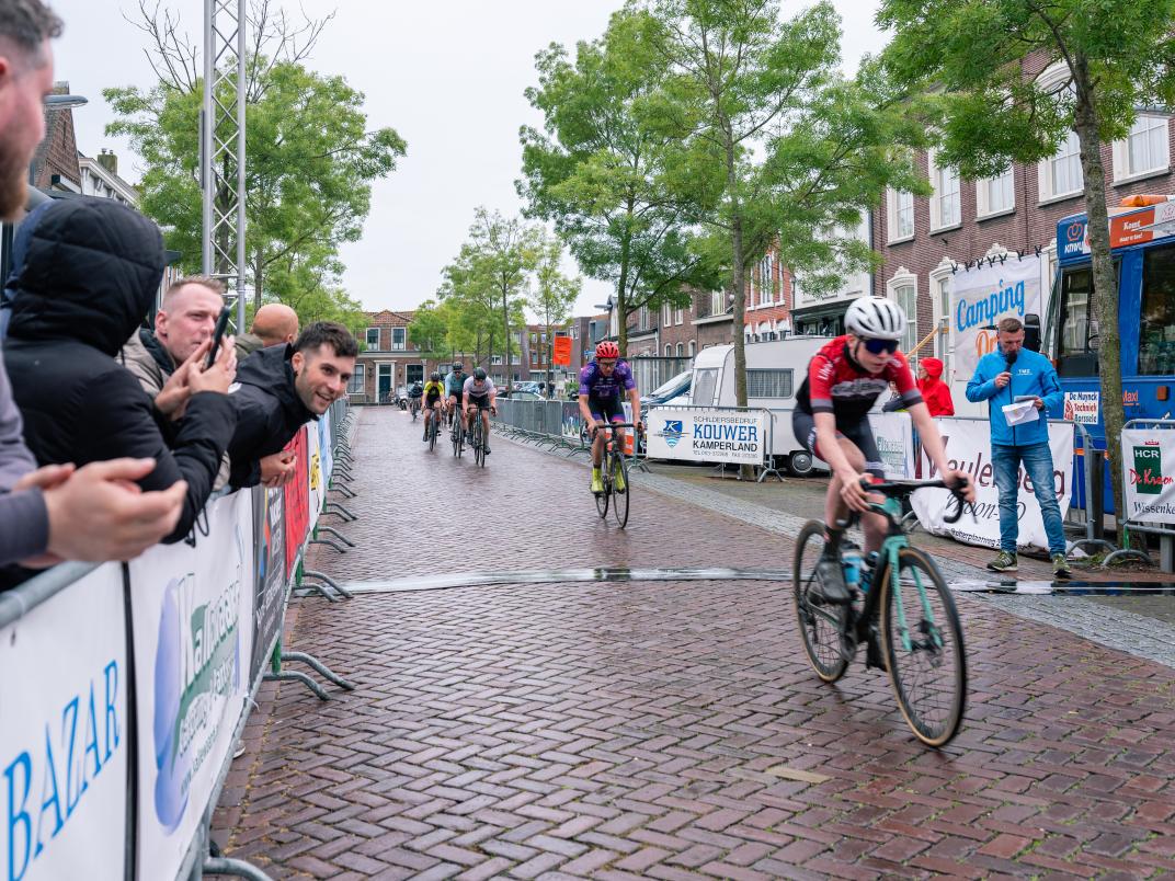 Applaudisserend publiek langs de meet