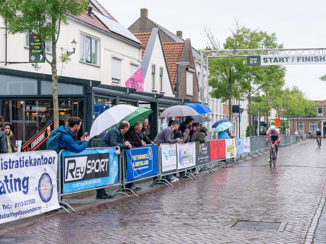 Toeschouwers met paraplu's