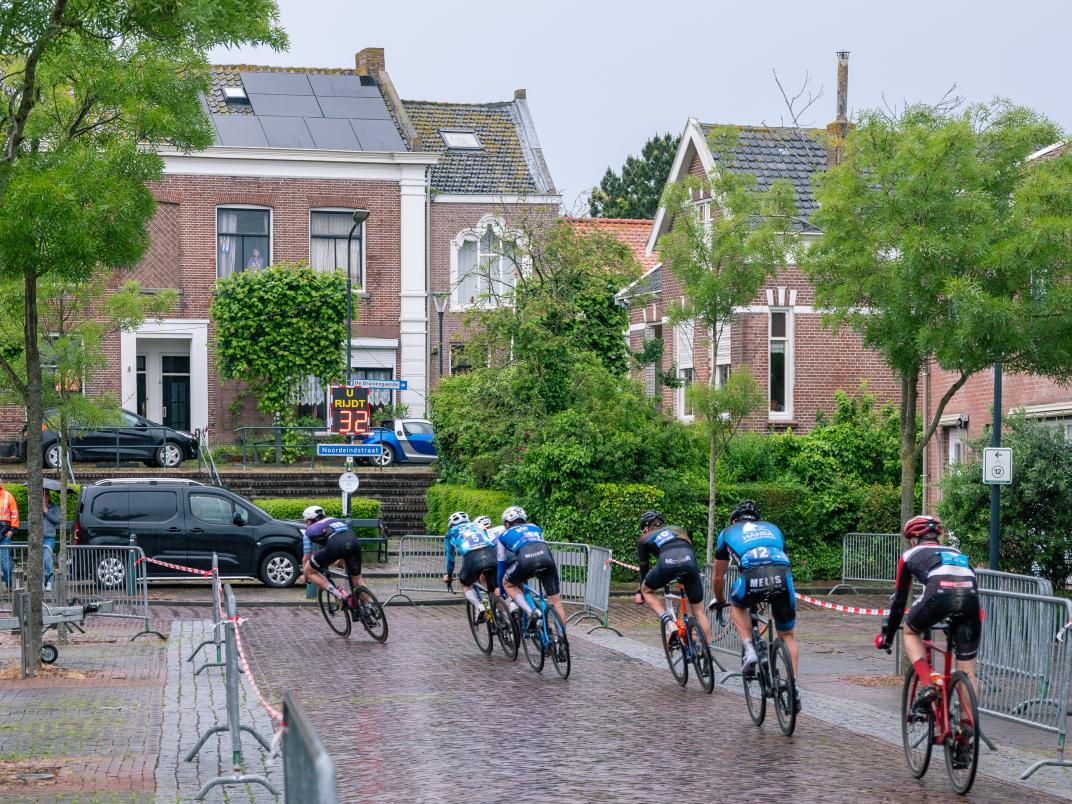Renners rijden de Voorstraat uit