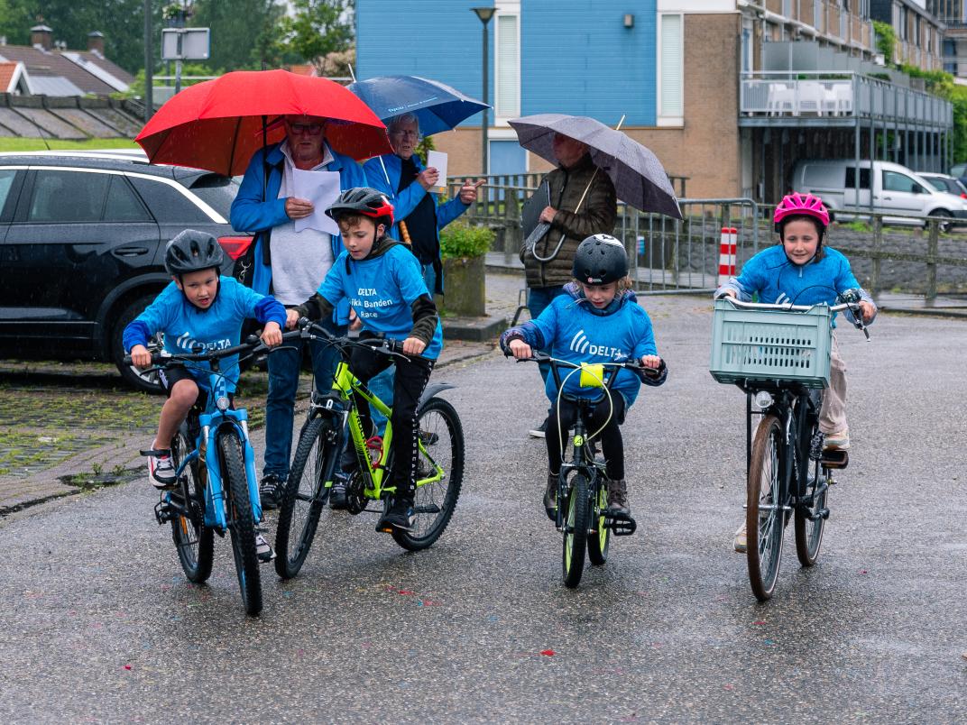 Met een regencape racen