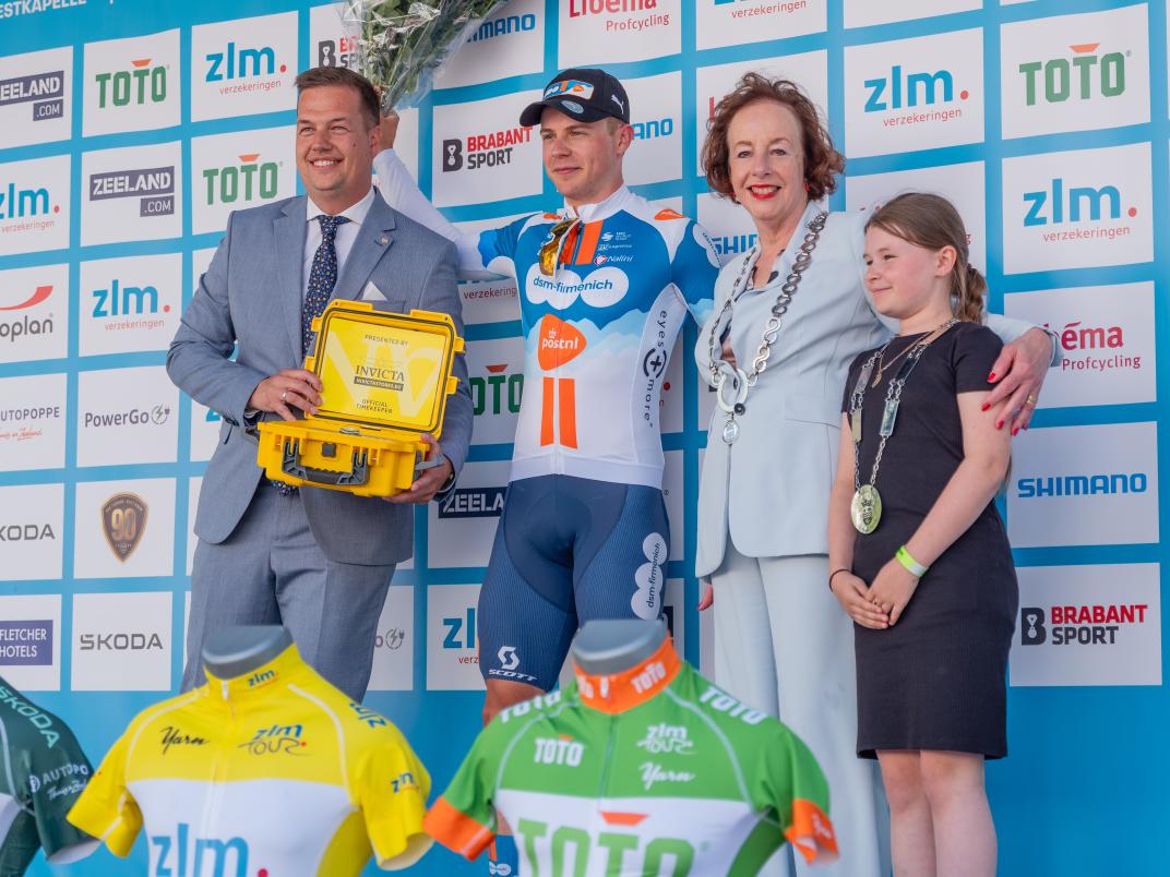 Het podium met winnaar van Uden, burgemeester, wethouder en kinderburgemeester