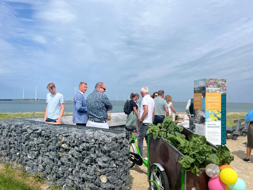 Na de opening de natuurentree bewonderen