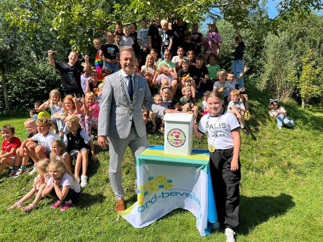 Locoburgemeester van Belzen, kinderburgemeester Noor Goossens en leerlingen van basisschool de Vliete