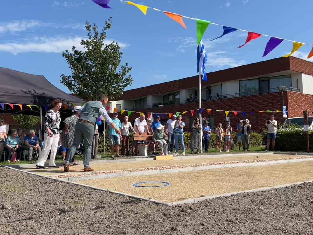 Burgemeester en wethouder spelen jeu de boules