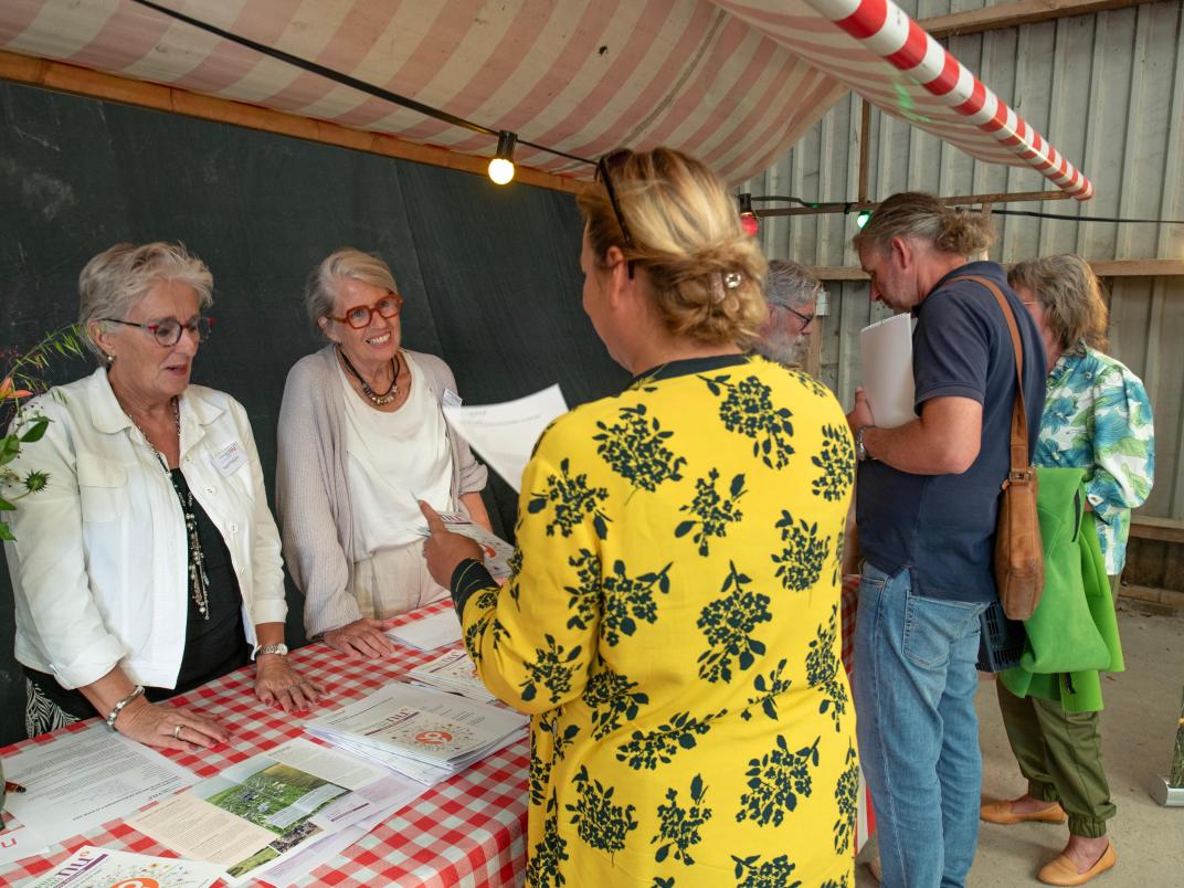 Informatie bij de kramen