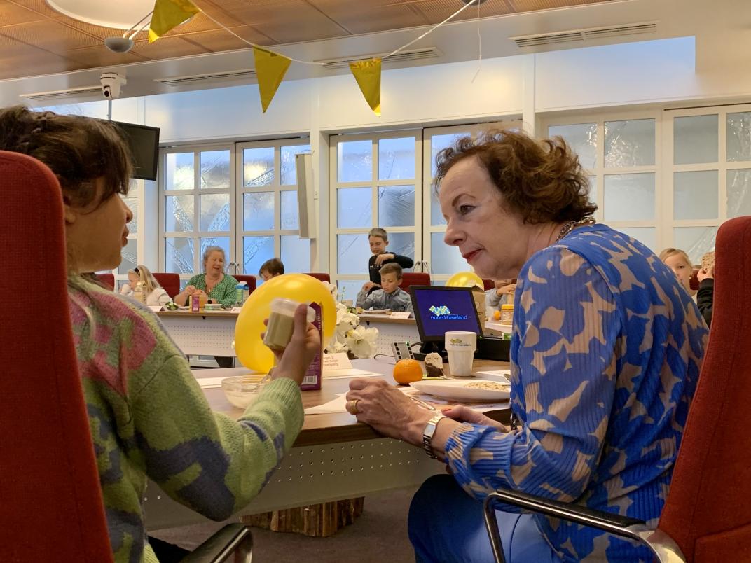 Burgemeester in gesrek met leerling