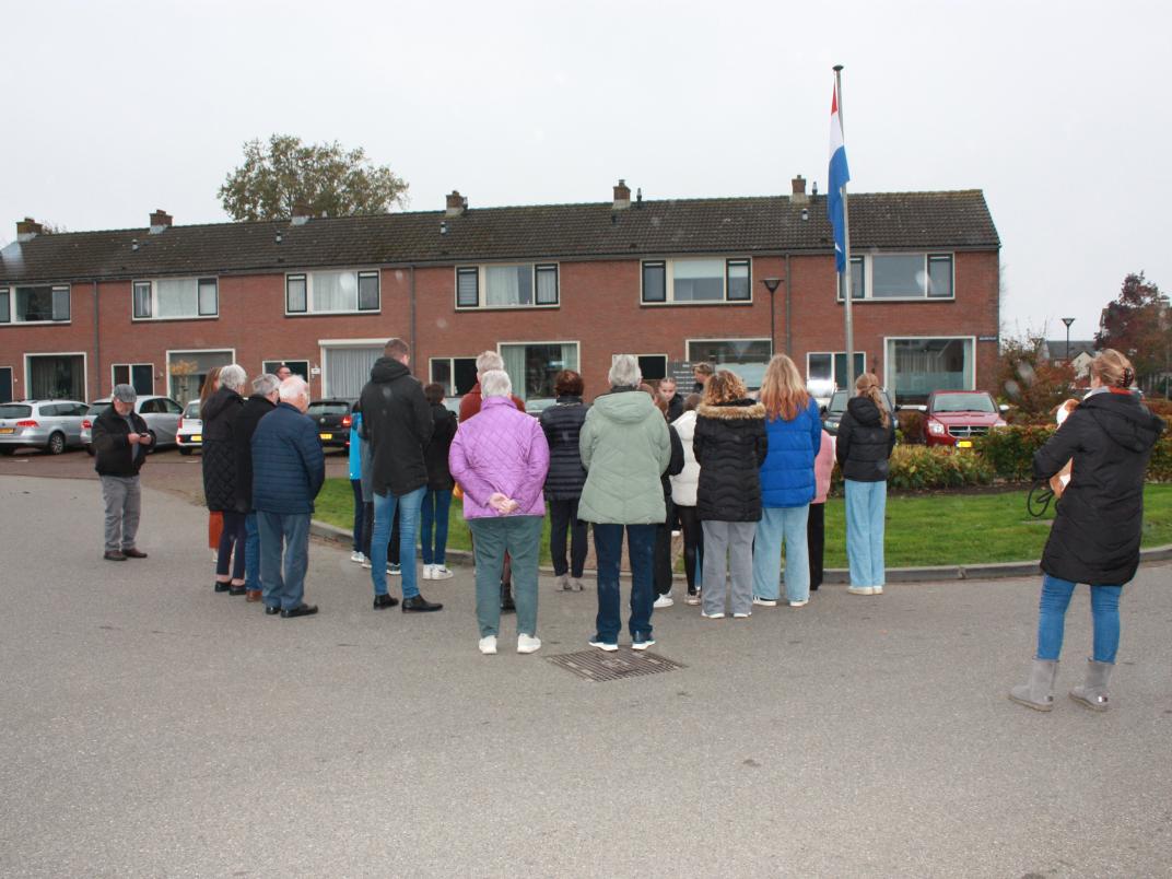 Toeschouwers bij het monument
