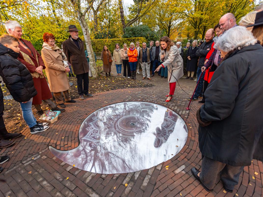 Bianca van Duyn geeft uitleg bij haar kunstwerk