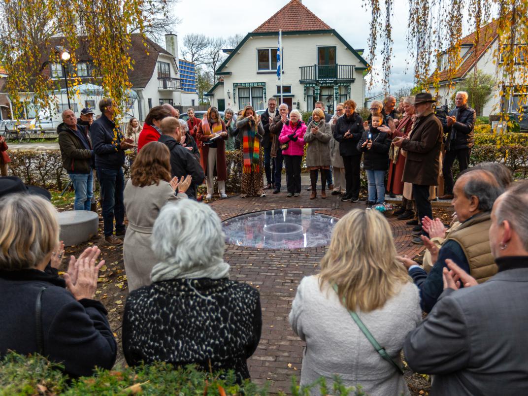 Toeschouwers geven applaus