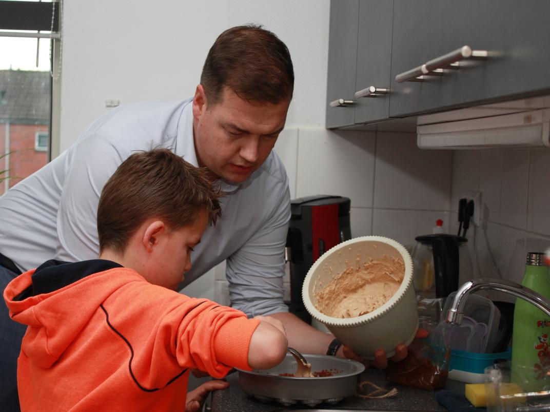 Wethouder Van Belzen die op bezoek is bij het pleeggezin