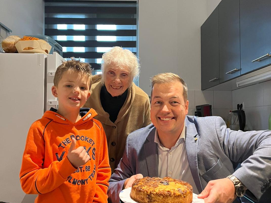 Wethouder Van Belzen met het pleeggezin