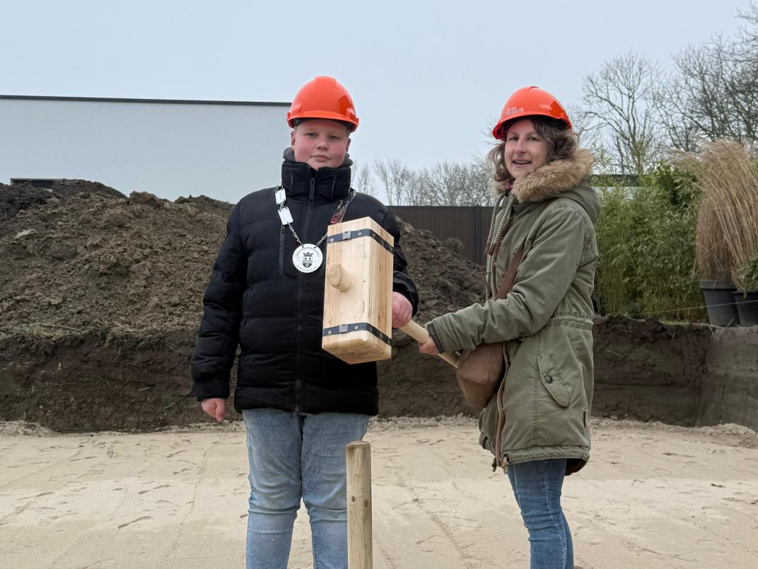 Kinderburgemeester slaat met bewoner eerste paal