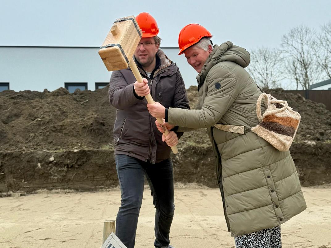 Wethouder slaat met bewoner de eerste paal