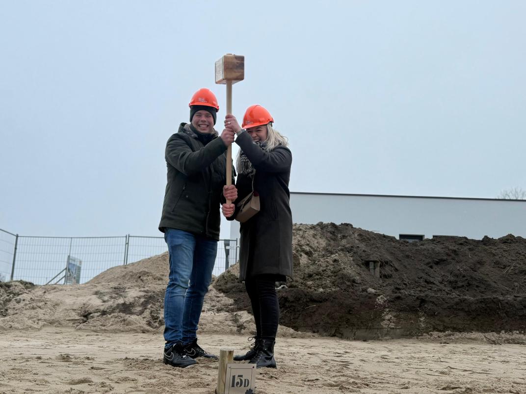 Bewoners slaan eerste paal van hun huis