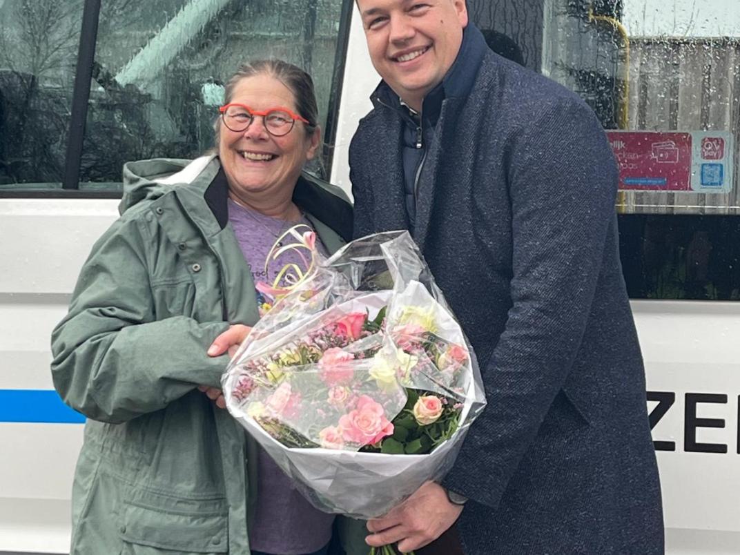 Bloemen voor vrijwilliger Marian de Fouw-Wisse