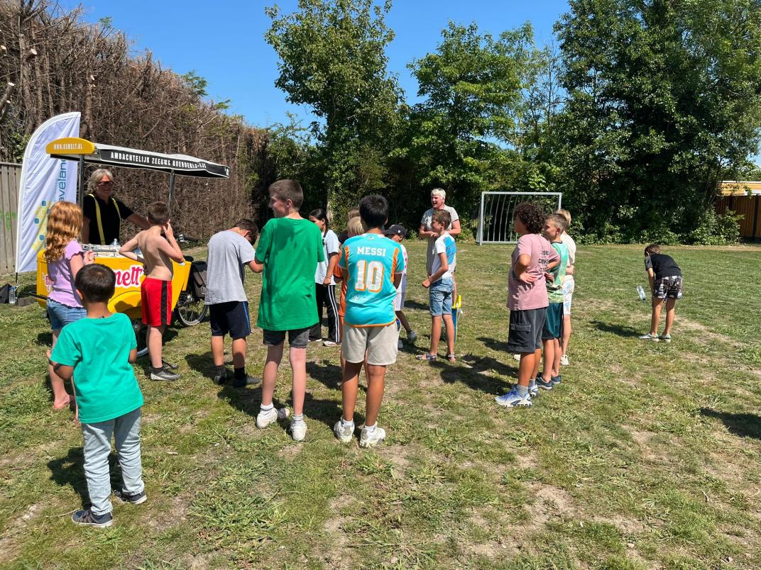 Kinderen wachten op de aftrap
