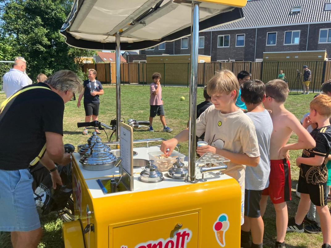 Ijs uitdelen op het trapveldje