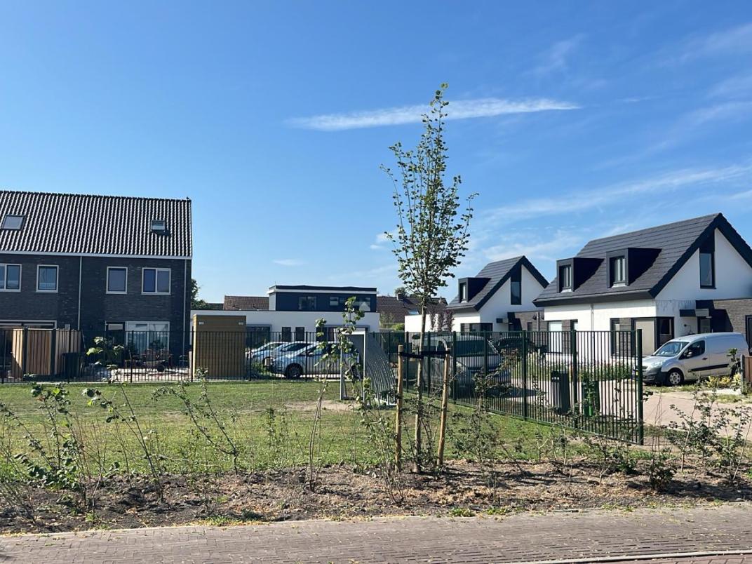 Trapveldje met woningen