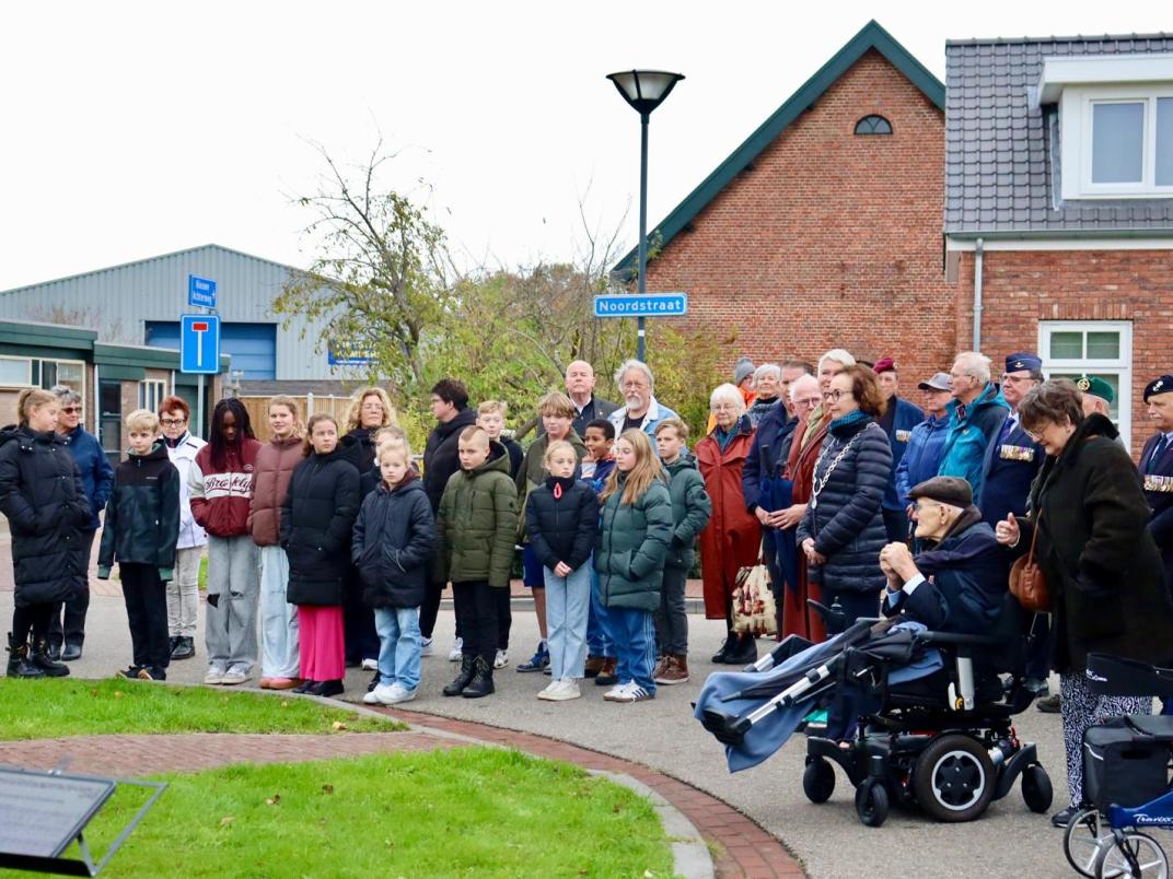 Onder grote belangstelling van jong en oud werd de herdenking bezocht