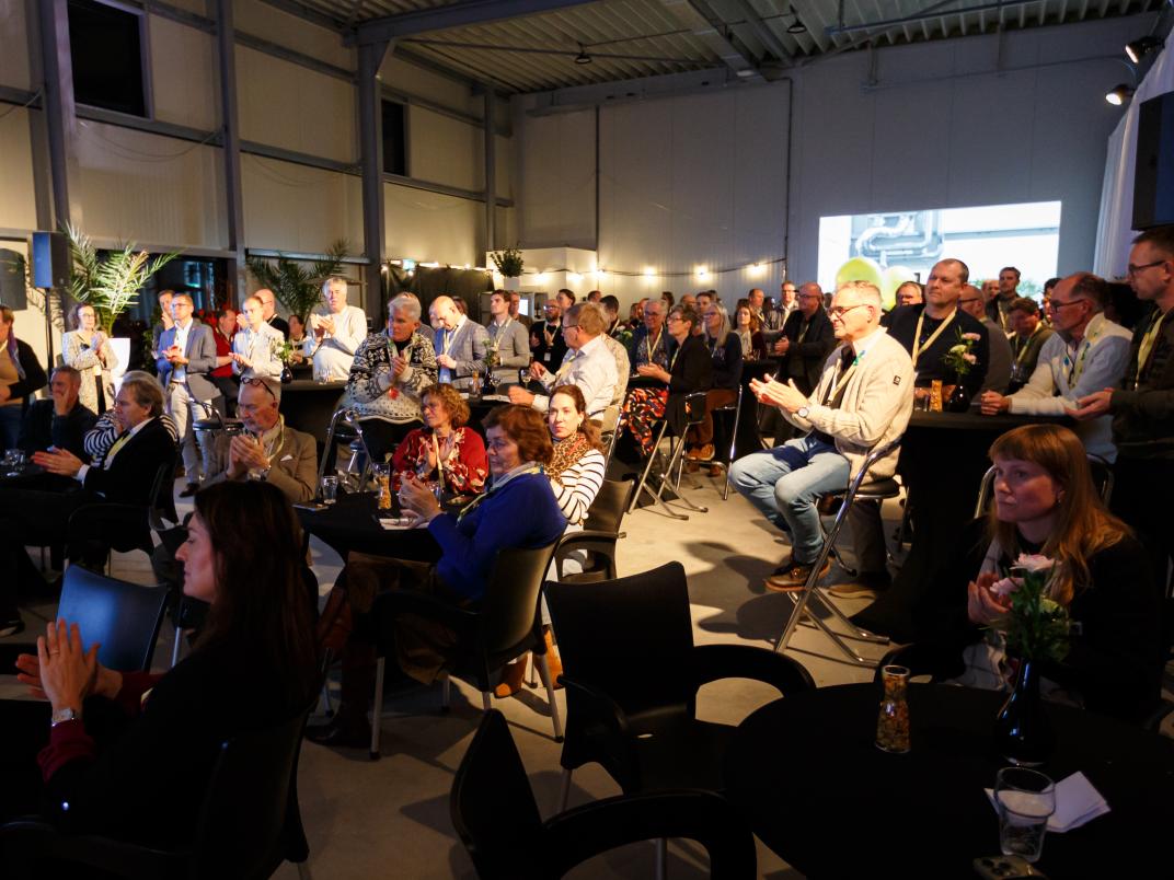 Zaal met uitgelichte deelnemers