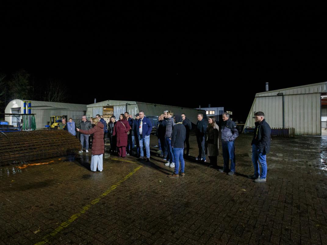 Buiten bij de loodsen