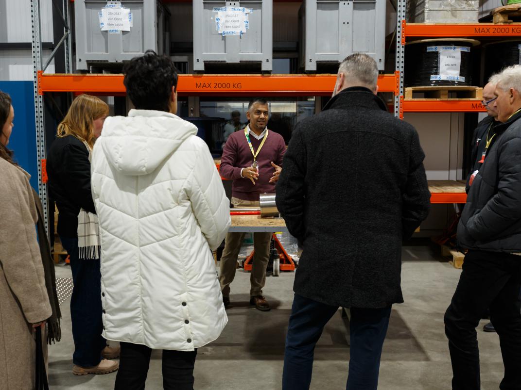 Bezoekers bij een uitleg