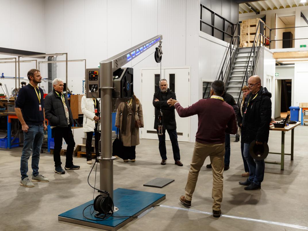 Bedrijfshal, mensen en apparaat