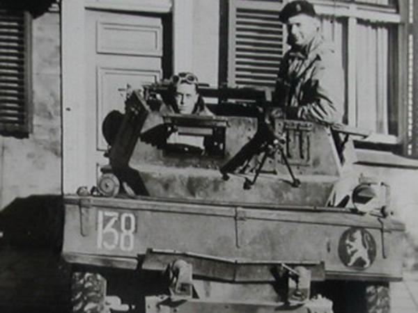 Colijnsplaat 1944 staand Koos Lips links vaunchy