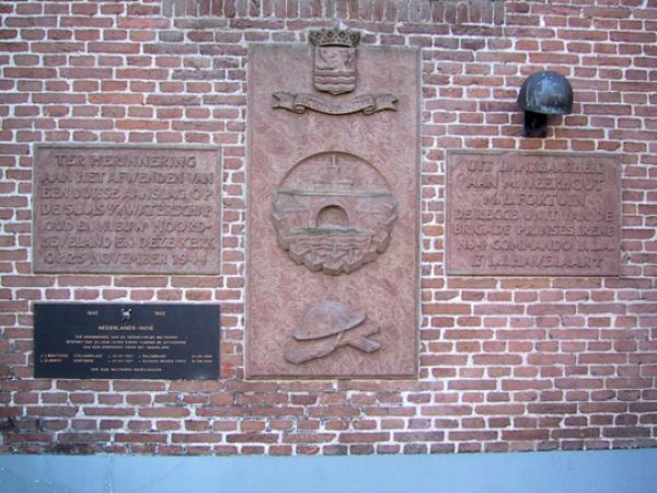 Helm en Adoptie monument